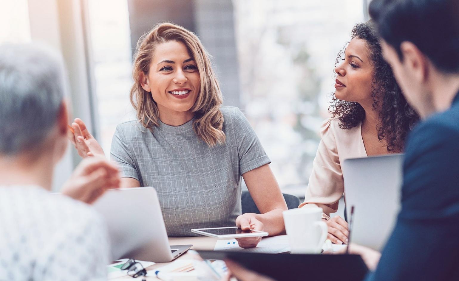 Teilnehmer arbeiten an Workshop-Materialien